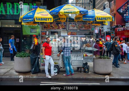 Hot Dog-Stand am Times Square, Manhattan, New York City, New York State, USA Stockfoto