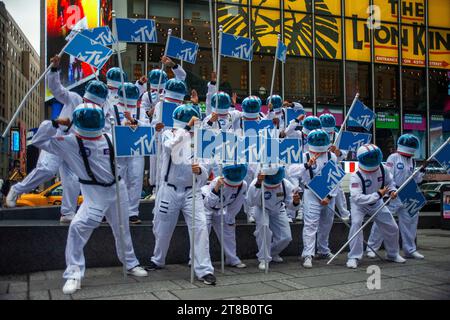 MTV-Astronauten sind im Times Square Manhattan New York USA zu sehen. MTV Awards Silver Styrofoam Astronaut Michelin Mann Charakterfigur Guy. Stockfoto