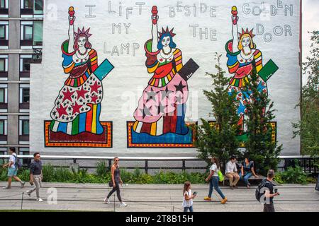 Graffiti der drei Freiheitsstatue im High Line Elevated Park, erhöhter linearer Park, Greenway und Eisenbahnpfad in Manhattan in New York City, USA Stockfoto