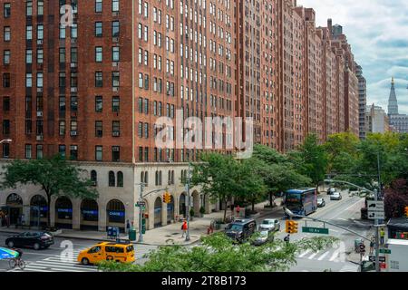 Luftaufnahme der Verkehrsstraße Chelsea Wohnhäuser und Autos unten in New York, Manhattan, New York Stockfoto