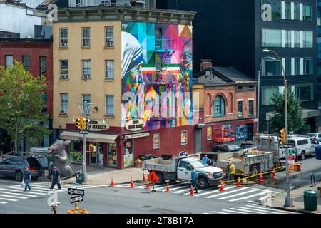 Sonnenbeschienene dreistöckige Wandmalerei von Mutter Teresa und Mahatma Gandhi des brasilianischen Straßenkünstlers Eduardo Kobra an der Seite eines Gebäudes in Chelsea, Manhattan Stockfoto