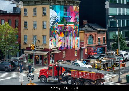 Sonnenbeschienene dreistöckige Wandmalerei von Mutter Teresa und Mahatma Gandhi des brasilianischen Straßenkünstlers Eduardo Kobra an der Seite eines Gebäudes in Chelsea, Manhattan Stockfoto