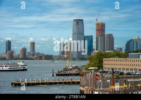 Touristische Sportboote Miss Freiheit der Statue Cruises Linie verläuft lower Manhattan in New York Harbor Stockfoto