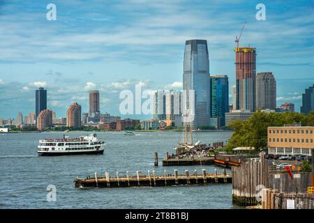 Touristische Sportboote Miss Freiheit der Statue Cruises Linie verläuft lower Manhattan in New York Harbor Stockfoto