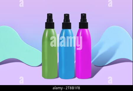 Lebendiges Trio von kosmetischen Sprühflaschen in Grün, Blau, Rosa auf welligem Pastelllila und blauem Hintergrund - Modell des Schönheitsprodukts Stockfoto