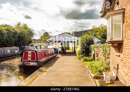 Schmalboot auf dem Trent and Mersey Kanal am Middlewich Kai in Cheshire, während Sie auf dem Cheshire Ring fahren Stockfoto