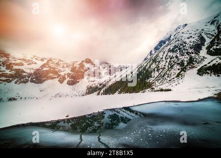 Gefrorener Lake Morskie Oko oder Sea Eye Lake in Polen im Winter. Natürlicher saisonaler Hintergrund, berühmter touristischer Ort Stockfoto