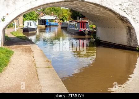 Schmalboote auf dem Trent and Mersey Kanal am Middlewich Kai in Cheshire Stockfoto