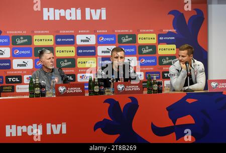 Olomouc, Tschechische Republik. November 2023. L-R Nationaltrainer Jaroslav Silhavy, Kapitän Tomas Soucek und Nationaltrainer Tomas Pesir nehmen am 19. November 2023 an einer Pressekonferenz vor der Europameisterschaft in der Gruppe E, Qualifikationsspiel Tschechien gegen Moldawien, in Olomouc, Tschechische Republik, Teil. Quelle: Ludek Perina/CTK Photo/Alamy Live News Stockfoto