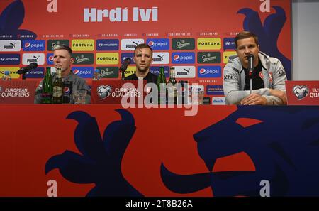 Olomouc, Tschechische Republik. November 2023. L-R Nationaltrainer Jaroslav Silhavy, Kapitän Tomas Soucek und Nationaltrainer Tomas Pesir nehmen am 19. November 2023 an einer Pressekonferenz vor der Europameisterschaft in der Gruppe E, Qualifikationsspiel Tschechien gegen Moldawien, in Olomouc, Tschechische Republik, Teil. Quelle: Ludek Perina/CTK Photo/Alamy Live News Stockfoto