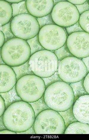 Frische grüne Gurkenscheiben als Hintergrund. Draufsicht. Stockfoto
