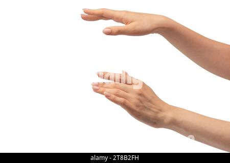 Die Hand einer Frau hält ein winziges oder dünnes Objekt, isoliert auf einem weißen Hintergrund. Stockfoto
