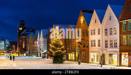 Weihnachten in Bryggen in Bergen, Norwegen. Bryggen steht auf der Liste des UNESCO-Weltkulturerbes. Stockfoto