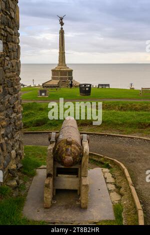 Das Aberystwyth war Memorial mit einer Kanone im Vordergrund auf Aberystwyth Castle in Nordwales Stockfoto