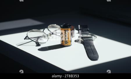 Kodak 35-mm-Filmrolle mit Uhr und Brille Stockfoto