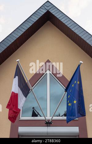 Die Flagge der Europäischen Union und die Flagge Frankreichs flattern im Wind aus nächster Nähe Stockfoto