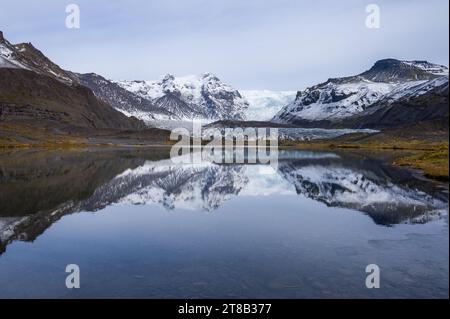 Svínafellsjökull Gletscher und Berge spiegeln sich im stillen See, Island Stockfoto