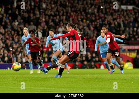 Katie Zelem von Manchester United erzielt ihr erstes Tor während des Spiels der Barclays Women's Super League in Old Trafford, Manchester. Bilddatum: Sonntag, 19. November 2023. Stockfoto