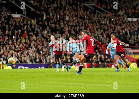 Katie Zelem von Manchester United erzielt ihr erstes Tor während des Spiels der Barclays Women's Super League in Old Trafford, Manchester. Bilddatum: Sonntag, 19. November 2023. Stockfoto