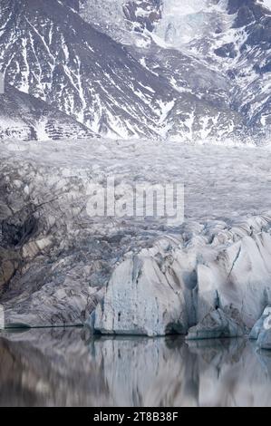 Svínafellsjökull Gletscher und Bergsee im Vordergrund, Island Stockfoto