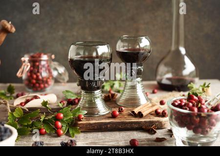 Heilwein mit frischen Weißdornbeeren auf einem Tisch Stockfoto