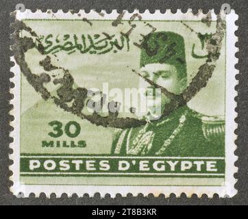 Gestempelte Briefmarke, gedruckt von Ägypten, die König Farouk vor den Pyramiden von Gizeh zeigt, um 1947. Stockfoto