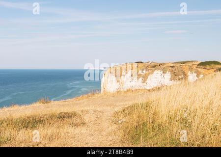 Blick vom Berg auf das Meer, rund um das trockene Gras auf dem Berg. Wunderschöne Landschaft in der Nähe des Meeres. Stockfoto