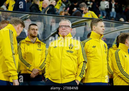 Schwedens Cheftrainer Janne Andersson (C) trägt eine Jacke zu Ehren der beiden schwedischen Fans, die bei einem Attentat in Brüssel im Oktober, vor dem Qualifikationsspiel zur UEFA EURO 2024 Gruppe F zwischen Schweden und Estland in der Friends Arena in Stockholm, Schweden, am 19. November 2024 erschossen wurden.Foto: Christine Olsson / TT / Code 10430 Stockfoto