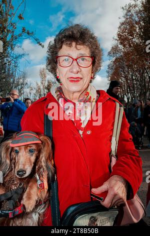 Paris, Frankreich. November 2023. Dackelhunde Hunde während der 4. Ausgabe des Paris Wurst Walks, ein marsch der Dackelhunde, kleine Hunde, organisiert in Paris, Frankreich am 19. November 2023. Foto: Antoine Foglio/ABACAPRESS.COM Credit: Abaca Press/Alamy Live News Stockfoto