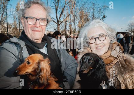Paris, Frankreich. November 2023. Dackelhunde Hunde während der 4. Ausgabe des Paris Wurst Walks, ein marsch der Dackelhunde, kleine Hunde, organisiert in Paris, Frankreich am 19. November 2023. Foto: Antoine Foglio/ABACAPRESS.COM Credit: Abaca Press/Alamy Live News Stockfoto