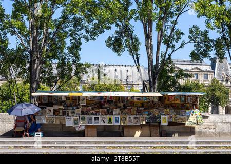 Bouquinistes oder Verkäufer von gebrauchten Büchern und Zeitschriften entlang der seine, Paris, Frankreich, Europa Stockfoto