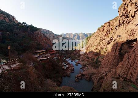 Tal in der Nähe von Ouzoud fällt in der Provinz Azilal in Marokko, klarer blauer Himmel an 2023 warmen, sonnigen Wintertagen im Januar. Stockfoto