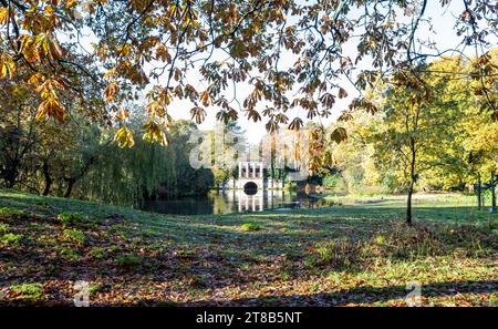 Blick auf den römischen Pavillon und das Boathouse über den unteren See im Birkenhead Park Stockfoto