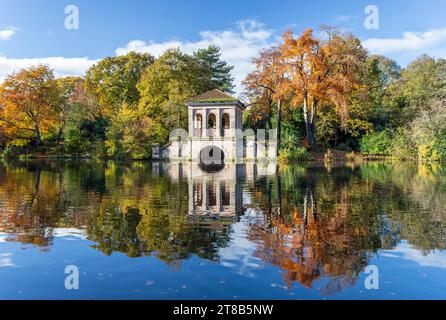 Blick auf den römischen Pavillon und das Boathouse über den unteren See im Birkenhead Park Stockfoto