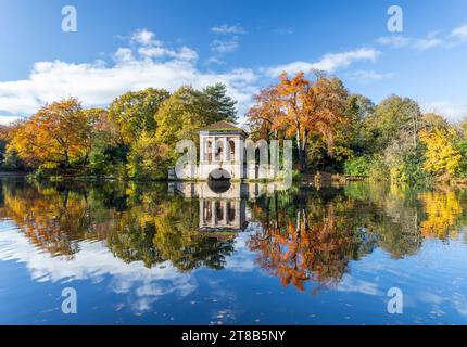 Blick auf den römischen Pavillon und das Boathouse über den unteren See im Birkenhead Park Stockfoto