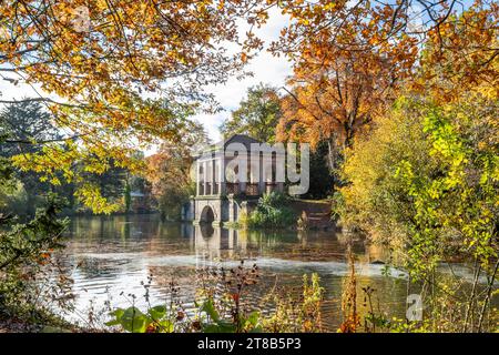 Blick auf den römischen Pavillon und das Boathouse über den unteren See im Birkenhead Park Stockfoto