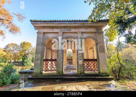 Außenansicht des römischen Pavillons und des Boathouse im Birkenhead Park Stockfoto