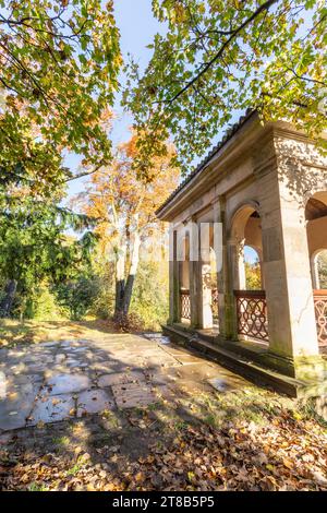 Außenansicht des römischen Pavillons und des Boathouse im Birkenhead Park Stockfoto