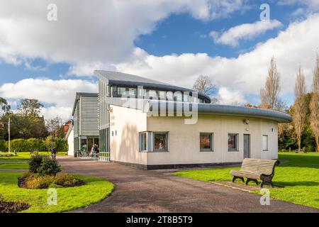 Das Besucherzentrum im Birkenhead Park Stockfoto