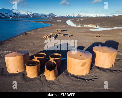 Überreste der norwegischen Walfangstation in Whalers Bay auf Deception Island, in den südlichen Shetland-Inseln der Antarktis Stockfoto