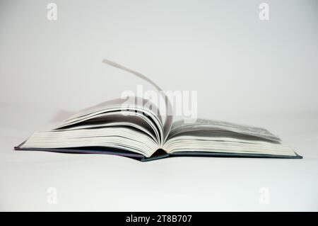 Öffnen Sie Adressbuch auf weißem Hintergrund Stockfoto