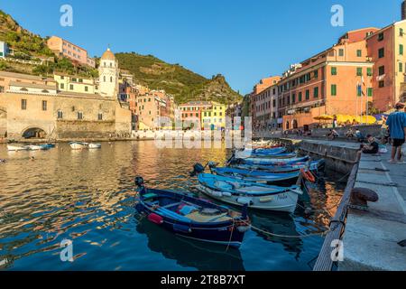 Vernazza, Italien - 2. August 2023: Blick auf die wunderschöne Küste des Dorfes Vernazza im Sommer in der Region Cinque Terre, Italien Stockfoto