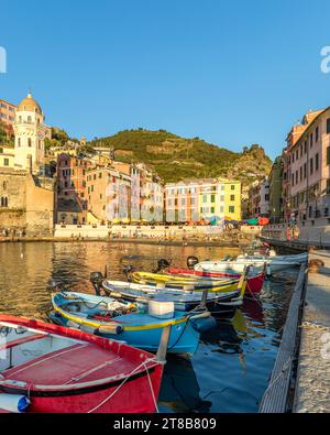 Vernazza, Italien - 2. August 2023: Blick auf die wunderschöne Küste des Dorfes Vernazza im Sommer in der Region Cinque Terre, Italien Stockfoto