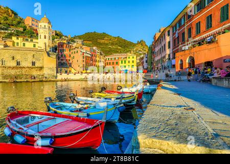 Vernazza, Italien - 2. August 2023: Blick auf die wunderschöne Küste des Dorfes Vernazza im Sommer in der Region Cinque Terre, Italien Stockfoto