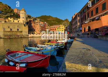 Vernazza, Italien - 2. August 2023: Blick auf die wunderschöne Küste des Dorfes Vernazza im Sommer in der Region Cinque Terre, Italien Stockfoto