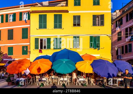 Vernazza, Italien - 2. August 2023: Farbenfrohe Sonnenschirme in Vernazza, einem von fünf berühmten Dörfern von Cinque Terre in Ligurien, Italien Stockfoto