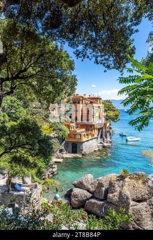 Portofino, Italien - 3. August 2023: Luxushäuser an der italienischen Küste in Portofino, Italien Stockfoto