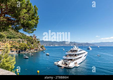 Portofino, Italien - 3. August 2023: Luxushäuser und Jachten entlang der italienischen Küste in Portofino, Italien Stockfoto