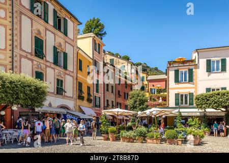 Portofino, Italien - 3. August 2023: Luxushäuser an der italienischen Küste in Portofino, Italien Stockfoto