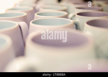 Leere Tassen für Kaffee oder Tee in Nahaufnahme auf einem Regal in einem Supermarkt. Stockfoto